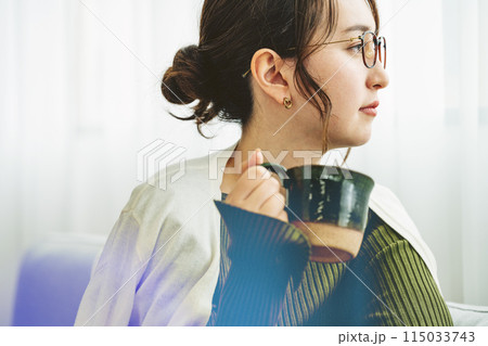 自宅でコーヒーを飲む女性の横顔 115033743