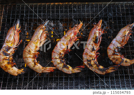 網の上で焼くエビ 115034793