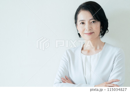 スーツ姿のミドル女性 115034827