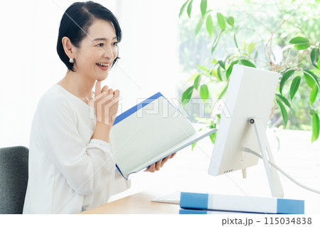 オフィスで考えるビジネスウーマン 115034838