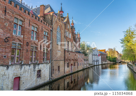 ベルギー　ブルージュ　運河　街並み 115034868