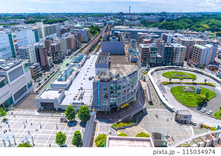日本の横浜都市景観 新緑に映えるセンター北駅やセンター南駅（画面奥）などを望む 115034974