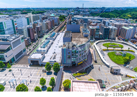 日本の横浜都市景観 新緑に映えるセンター北駅やセンター南駅（画面奥）などを望む 115034975