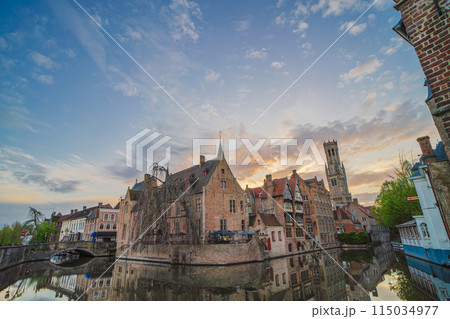 ベルギー　ブルージュ　ダイフェル運河　夕焼け 115034977