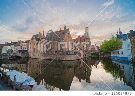 ベルギー　ブルージュ　ダイフェル運河　夕焼け 115034979