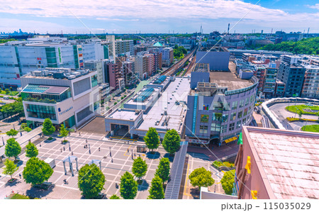 日本の横浜都市景観 新緑に映えるセンター北駅やセンター南駅（画面奥）、みなとみらいなどを望む 115035029
