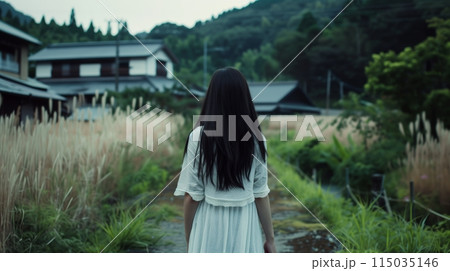 ホラー風のイメージ、田舎の小道を歩く女性 115035146