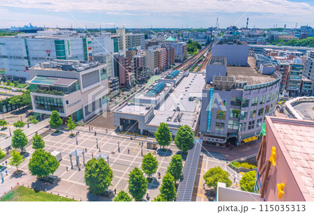 日本の横浜都市景観 新緑に映えるセンター北駅やセンター南駅（画面奥）、みなとみらいなどを望む 115035313