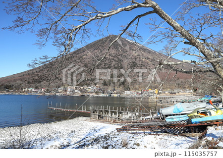 奥日光のシンボル 中禅寺湖と男体山 115035757