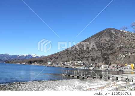 奥日光の冬景色 中禅寺湖と男体山 115035762