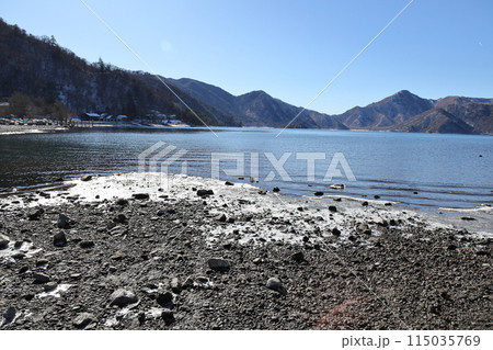 凍結した中禅寺湖の湖畔 凍結した中禅寺湖の湖畔 115035769