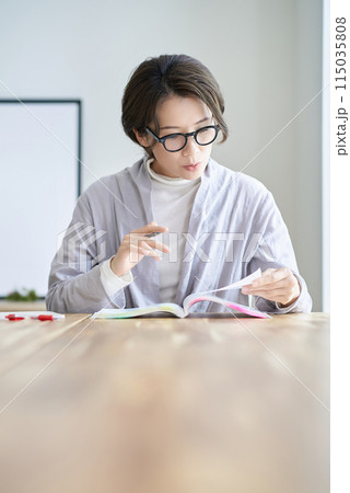 テキストで勉強する女性 115035808