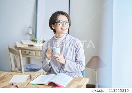 テキストで勉強する女性 115035810