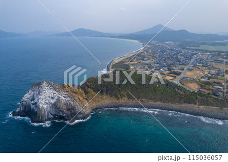 玄界灘に面した柱状節理の奇岩「芥屋の大門」の空撮｜ドローン撮影｜福岡県糸島市 115036057