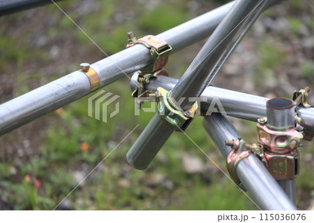 単管パイプとクランプ（建築現場の仮囲い） 115036076