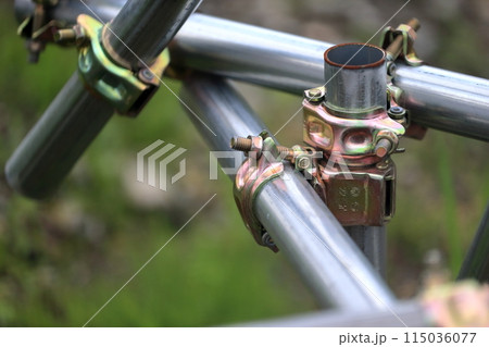 単管パイプとクランプ（建築現場の仮囲い） 115036077