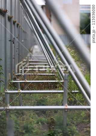 単管パイプとクランプ（建築現場の仮囲い） 115036080