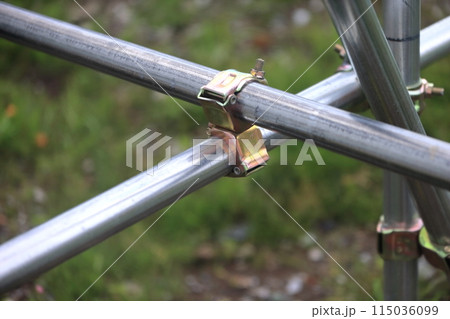 単管パイプとクランプ(建築現場の仮囲い) 単管パイプとクランプ(建築現場の仮囲い) 115036099