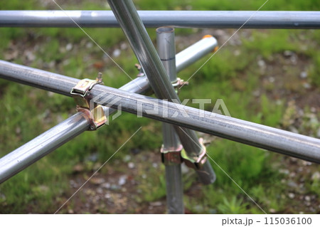 単管パイプとクランプ（建築現場の仮囲い） 115036100