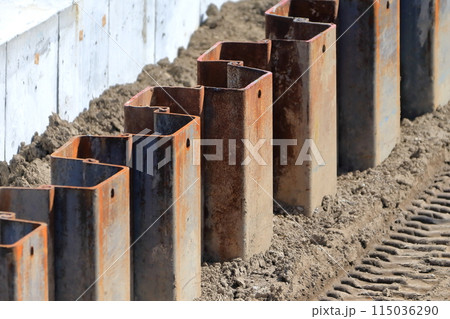 打ち込まれた鋼矢板(シートパイル) 打ち込まれた鋼矢板(シートパイル) 115036290