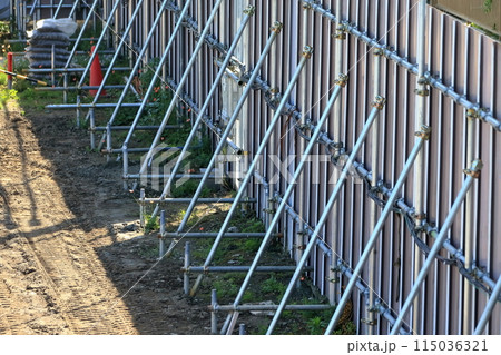 仮囲い（万能鋼板）裏側の単管支柱 115036321