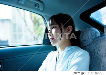 タクシーに乗る女性 タクシーに乗る女性 115036466