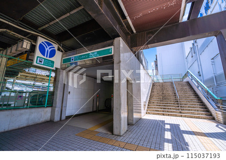日本の横浜都市景観 横浜市営地下鉄グリーンライン 中山駅出入口2などを望む 115037193