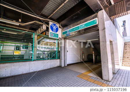 日本の横浜都市景観 横浜市営地下鉄グリーンライン 中山駅出入口2などを望む 115037196