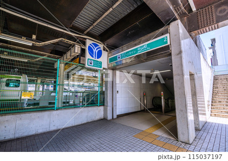 日本の横浜都市景観 横浜市営地下鉄グリーンライン 中山駅出入口2などを望む 115037197