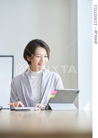 室内で仕事をする女性 室内で仕事をする女性 115037311