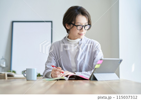 室内で仕事をする女性 115037312