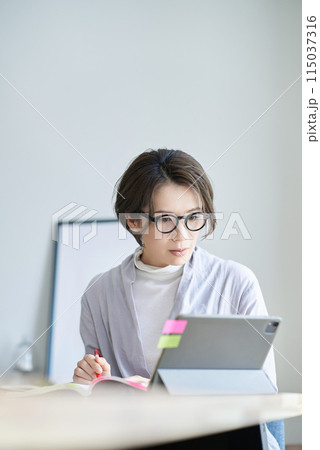 室内で仕事をする女性 115037316