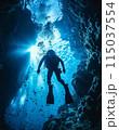 海中洞窟でスキューバダイビングを楽しむシルエットのダイバー 海中洞窟でスキューバダイビングを楽しむシルエットのダイバー 115037554