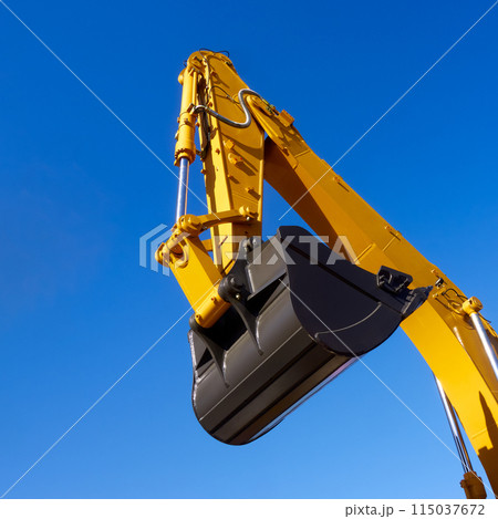 Scoop and hydraulic arm of an excavator 115037672