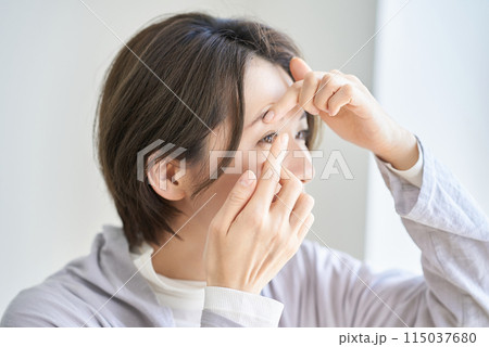 コンタクトレンズをする女性 115037680
