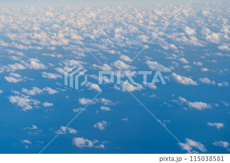 飛行機の窓から見る雲 飛行機の窓から見る雲 115038581