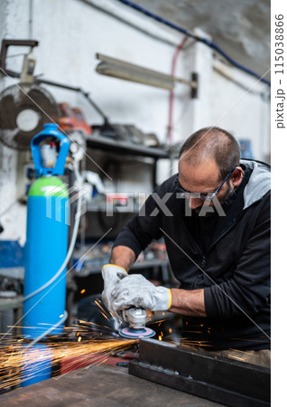 Using the flexible disc grinder on a metal bar Using the flexible disc grinder on a metal bar 115038866