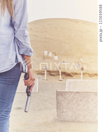 Gun in the hands of a girl, close-up arms. 115039588