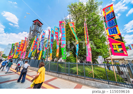 [東京・両国] 相撲のぼり旗を沿って両国国技館の櫓太鼓に向かう人たち。 115039616