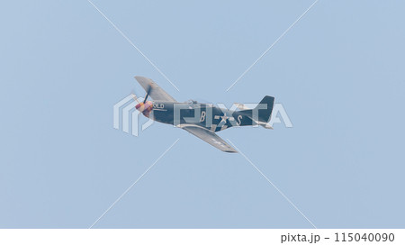 旋回するアメリカ軍P-51Dムスタング戦闘機 旋回するアメリカ軍P-51Dムスタング戦闘機 115040090