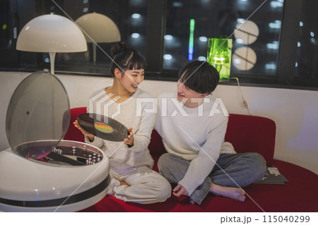 レコードを聴く若い男女 115040299