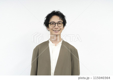 カメラ目線のメガネをかけた30代の男性 カメラ目線のメガネをかけた30代の男性 115040364