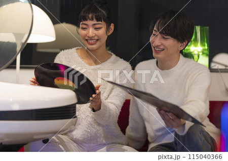 レコードを聴く若い男女 115040366