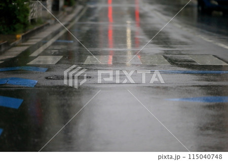 濡れた路面（アスファルト舗装） 115040748