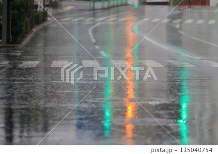 濡れた路面（アスファルト舗装） 115040754