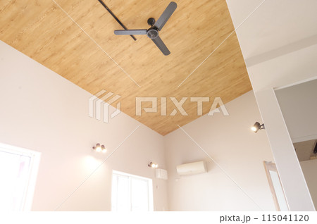 住宅の勾配天井とシーリングファン 115041120
