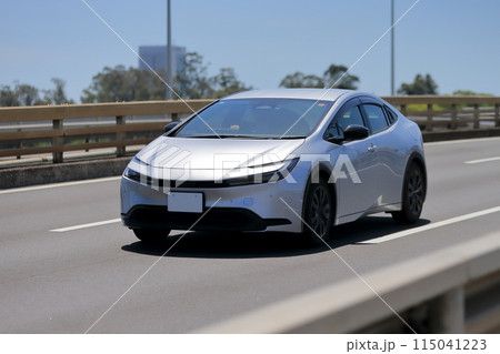 白い国産ハイブリット車 115041223