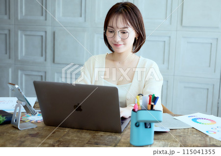 自宅でパソコンに向かって仕事をする女性デザイナー 自宅でパソコンに向かって仕事をする女性デザイナー 115041355
