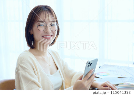 自宅でパソコンに向かって仕事をする女性デザイナー 自宅でパソコンに向かって仕事をする女性デザイナー 115041358