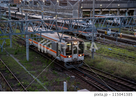 【名古屋車両区】夕暮れの車庫から出庫する列車 115041385